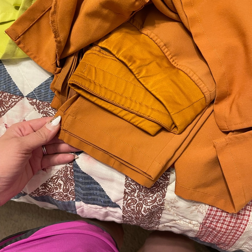 Orange/tan scrub set straight leg - Picture 2 of 2